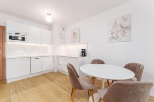 Kuchnia lub aneks kuchenny w obiekcie FARO Apartamenty Kasprowicza 20 BASEN w cenie SCHWIMMBAD im Preis