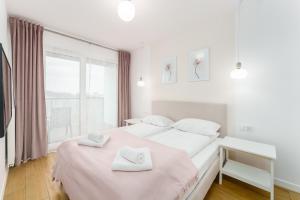 Łóżko lub łóżka w pokoju w obiekcie FARO Apartamenty Kasprowicza 20 BASEN w cenie SCHWIMMBAD im Preis