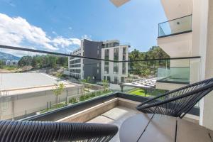 ein Balkon mit Blick auf ein Gebäude in der Unterkunft Luxury Apartment Monika with Shared Pool in Makarska