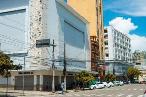 un edificio all'angolo di una strada con auto parcheggiate di Temporada centro de Manaus, luxo e conforto 703 a Manaus
