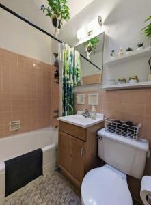 e bagno con servizi igienici, lavandino e vasca. di Apartment near Union Square a New York
