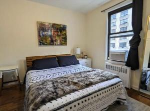 Un dormitorio con una cama grande y una ventana en Apartment near Union Square en Nueva York