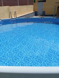 una gran piscina azul con agua azul en Casa Vacacional El Cañizo en Córdoba