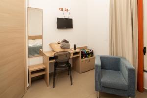 1 dormitorio con escritorio, silla y espejo en RESIDENCE ARCHIMEDE, en Fanusa