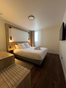Habitación de hotel con cama y ventana en Best Western Hotel Kobalt en Épagny