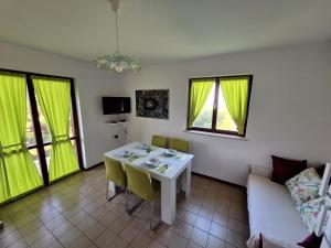 Μια τηλεόραση ή/και κέντρο ψυχαγωγίας στο Apartment Perfect Sea View