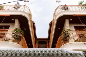 una fila de balcones en un edificio en 1962 Garden Inn, en Hue