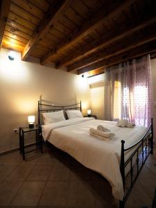 1 dormitorio con 1 cama grande y toallas. en Sale Sophia Diros - Areopoli en Areopolis
