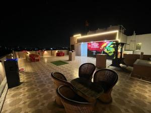una habitación con sillas y un escenario por la noche en TIPSYY INN 007 en Gurgaon