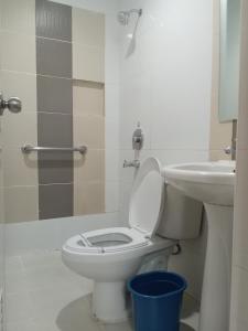 アンヘレスにあるHotel Sogo Mexico Pampangaのトイレと洗面台のあるバスルーム