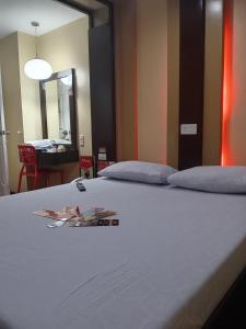 アンヘレスにあるHotel Sogo Mexico Pampangaのベッド(枕2つ、鏡付)