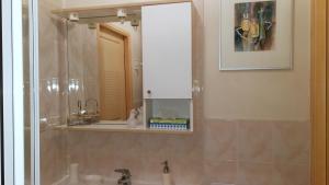 een badkamer met een wastafel en een spiegel bij Charme Le Cadran Solaire classé 4* in Sancey-le-Long