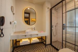 y baño con lavabo y espejo. en Morina Deluxe Hotel, en Ölüdeniz