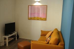 a living room with a couch and a television at Magione 10 in Siena