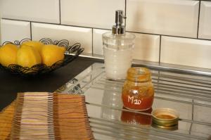 um balcão com uma tigela de limões e um frasco de mel em Magione 10 em Siena