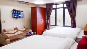 薩帕的住宿－自由沙巴酒店，一间酒店客房,设有两张床和电视