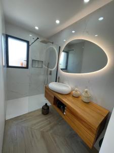 une salle de bain avec un lavabo et un miroir dans l'établissement Villa récente Sanary,piscine, 3 chambres ,proche mer et centre-ville, à Sanary-sur-Mer