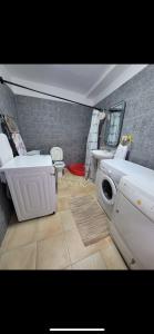 łazienka z wanną, umywalką i toaletą w obiekcie Traditional Bazaar Home2 w mieście Korcza
