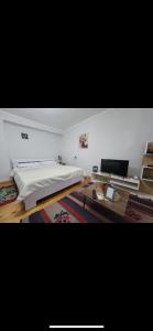 sypialnia z dużym łóżkiem i stołem w obiekcie Tradicional Bazaar Home w mieście Korcza