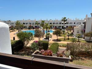 einen Blick vom Balkon eines Resorts in der Unterkunft PEQUEÑO PARAISO in Cala d´Or