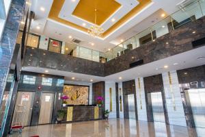 City Rise Hotel Miri في ميري: لوبي مبنى فيه ثريا