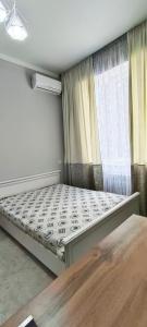 Postel nebo postele na pokoji v ubytování Уютная квартира студия #1 + 5 fotografií