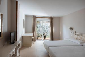 Habitación de hotel con 2 camas y TV en Villa Covelo, en Poio