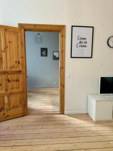 een open deur in een kamer met een houten vloer bij Melrose Place in Helsinki