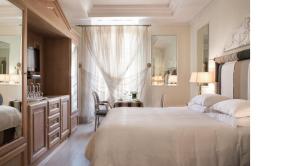 una camera con letto, scrivania e specchio di Il Palazzetto a Roma