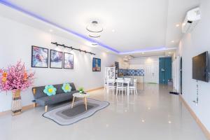 een woonkamer met een bank en een tafel bij Nice Apartment VT Ocean key-Welcome You! in Vung Tau