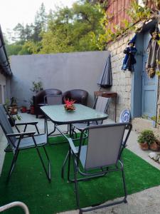 patio con tavolo e sedie sull'erba di Popasul Poiana Mărului a Poiana Mărului