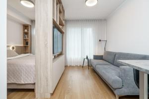 - un salon avec un canapé et un lit dans l'établissement Dream Stay - Modern Design Apartments with Balcony & Free parking, à Tallinn