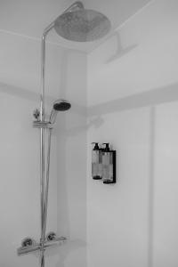 a shower with a light on a white wall at Villa Covelo in Poio