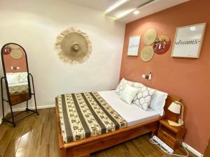 - une chambre avec un lit dans une pièce avec un mur dans l'établissement Appartement Terracotta, à Godomè