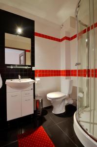 シュツァブニツァにあるVenaのバスルーム(トイレ、洗面台、シャワー付)