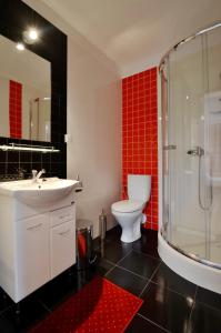 シュツァブニツァにあるVenaのバスルーム(トイレ、洗面台、シャワー付)