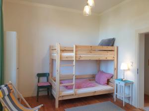- łóżko piętrowe z drabiną w pokoju w obiekcie Bahnhof Grombach w mieście Bad Rappenau