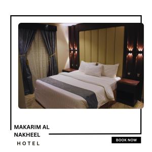 een slaapkamer met een groot bed in een hotel bij Makarim Palm Hotel in Rabigh