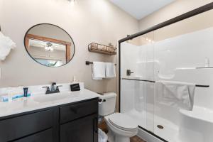Hollister的住宿－Paradise At The Cove home，一间带水槽、卫生间和镜子的浴室