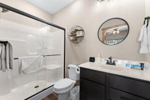 Hollister的住宿－Paradise At The Cove home，浴室配有卫生间、盥洗盆和淋浴。