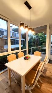 a dining room with a white table and chairs at renoviertes Reihenhaus am Radweg in Lignano in Bevazzana