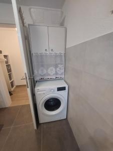 uma máquina de lavar e secar roupa num pequeno quarto em Wyhler Kunterbunt em Wyhl