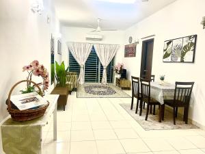 Posezení v ubytování Acu Homestay Puncak Alam