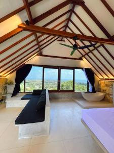 ein Zimmer mit einem großen Zimmer mit einem großen Fenster in der Unterkunft Divinity Villas - Uluwatu, Bali in Uluwatu