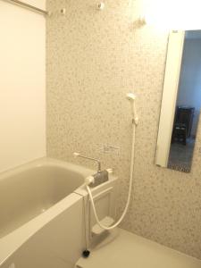 那須塩原市にあるMinpaku 123 - Vacation STAY 15837のバスルーム(バスタブ、シャワー付)