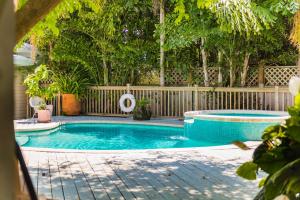 Der Swimmingpool an oder in der Nähe von Key West Villas