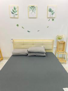 Thanh Sơn Homestay في كاو بانغ: سرير كبير في غرفة مع اطار سرير