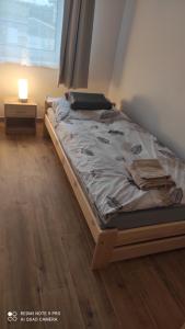ein unmaskiertes Bett in einem Zimmer mit Fenster in der Unterkunft Privát Ivanka in Levice