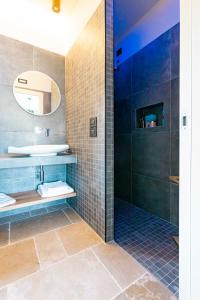 ein Badezimmer mit Waschbecken und Dusche in der Unterkunft villa allegria in Foligno