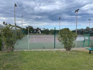 Tenis alebo squash v ubytovaní VILLA tous conforts avec Piscine privée et accès Plage alebo jeho okolí